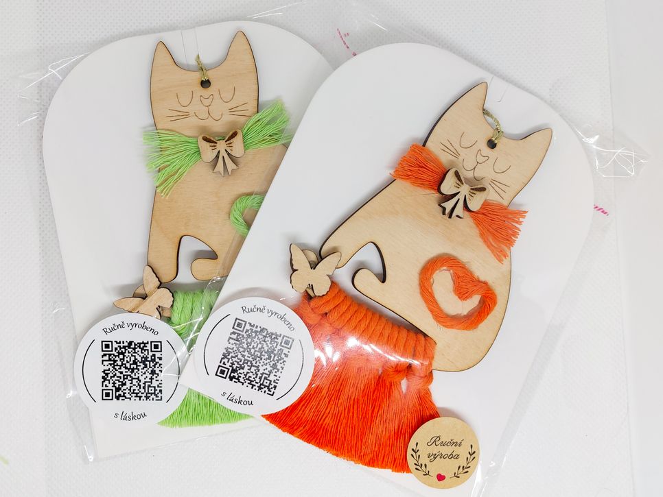 Dřevěná kočička s makramé