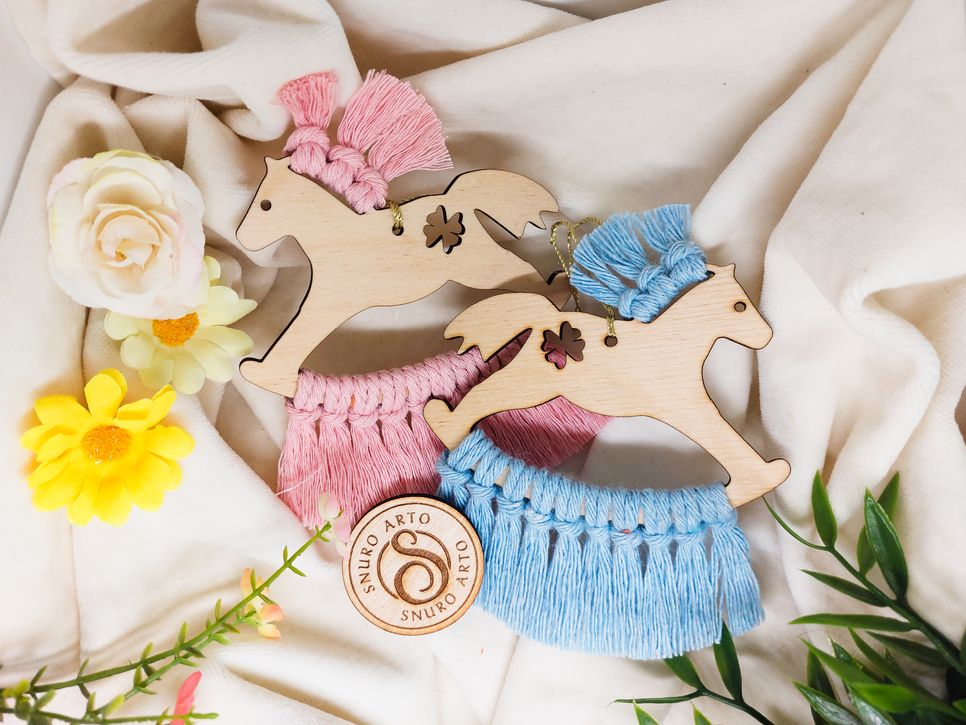 Houpací koník čtyřlístek s makramé