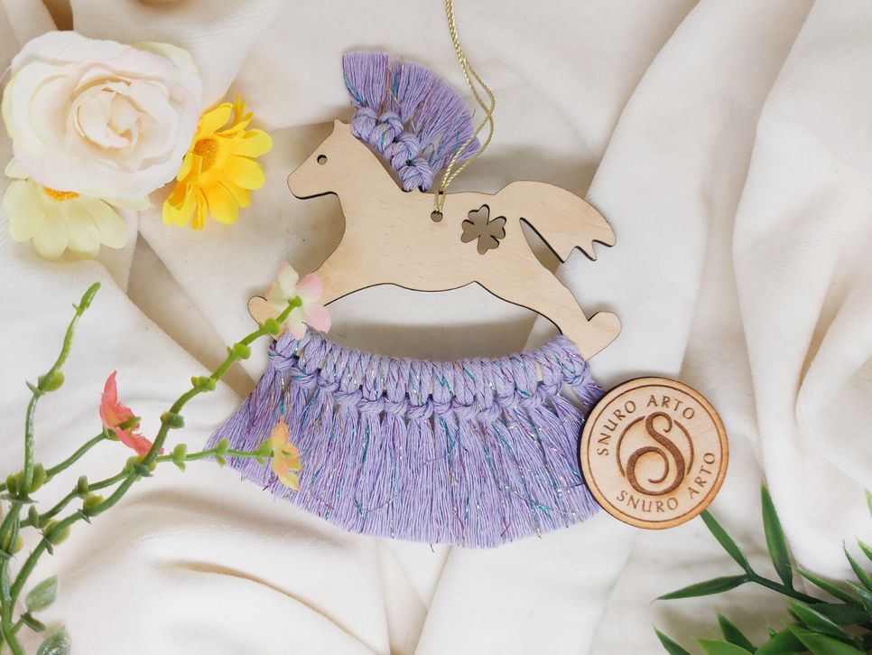 Fialový se stříbrnou nití