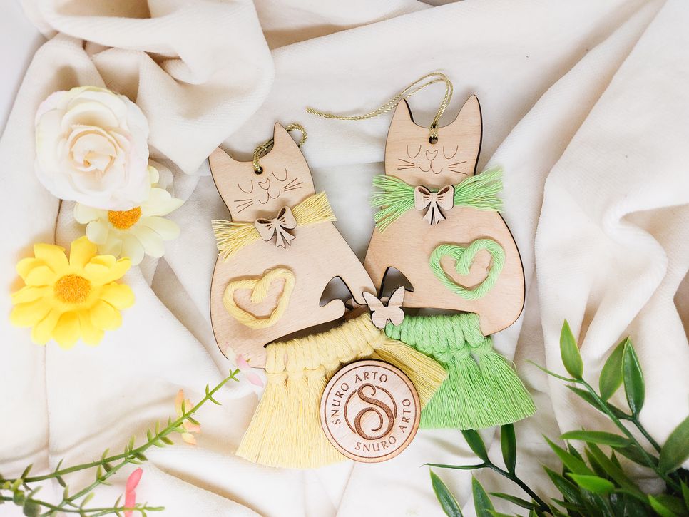 Dřevěná kočička s makramé